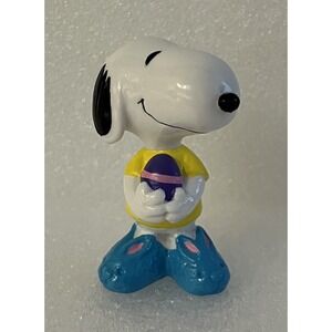 Peanuts 1994 Snoopy Yellow Shirt‎ Easter Egg Whitman's Collectible Figurine